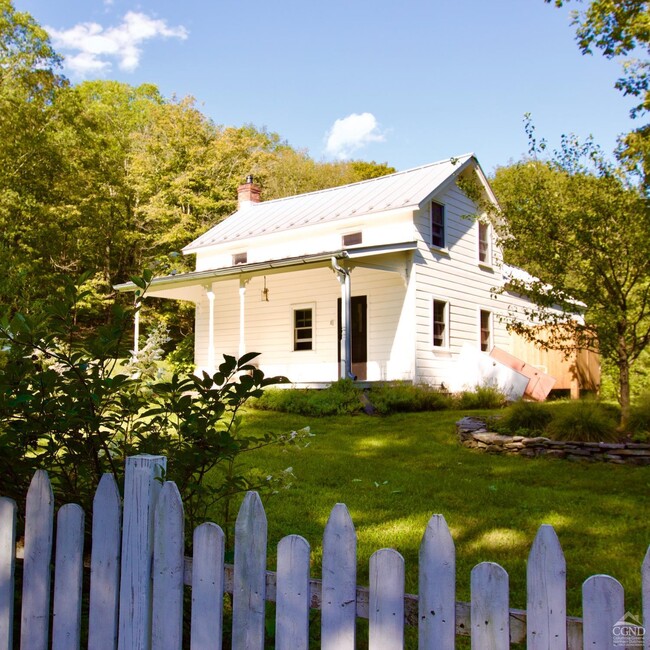 64 E Pond Lilly Rd in Ancram, NY - Foto de edificio - Building Photo