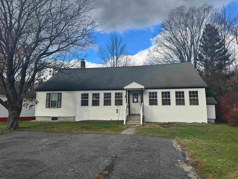 10 Meadow St in Ludlow, VT - Building Photo
