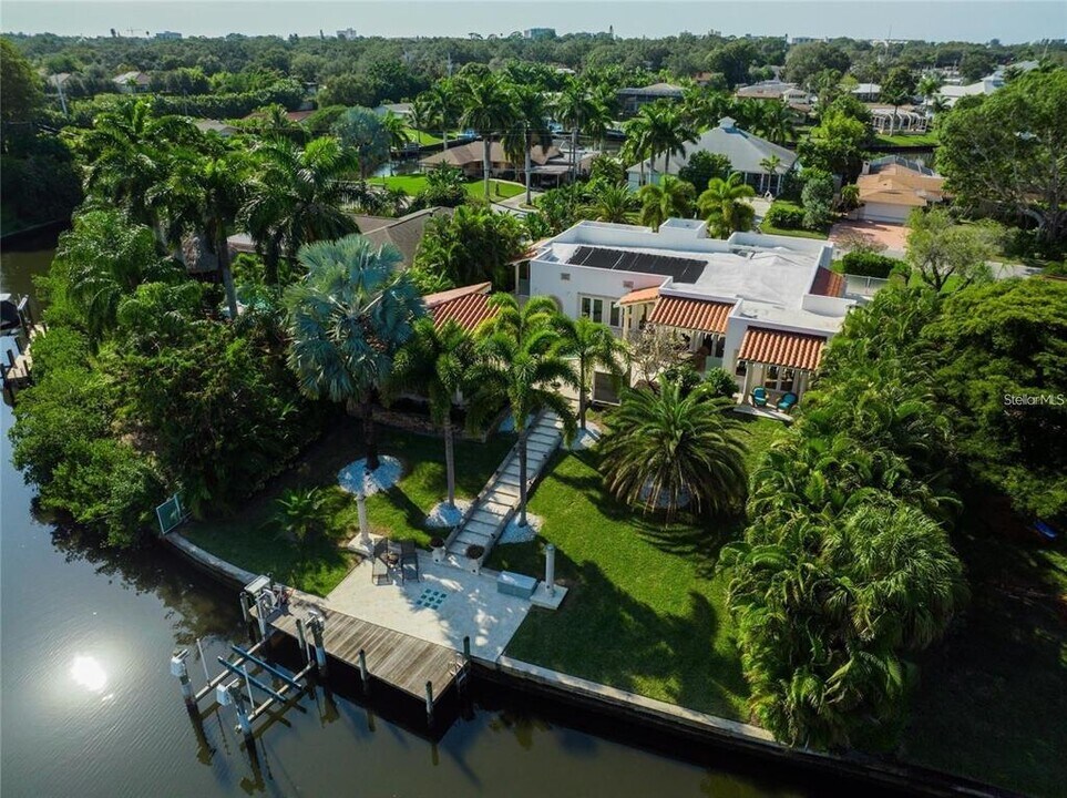 5645 America Dr in Sarasota, FL - Building Photo