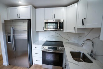 136 S Cypress Rd in Pompano Beach, FL - Building Photo - Building Photo