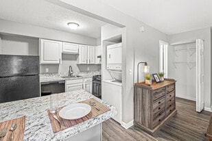 Reflections Apartments in Indianapolis, IN - Building Photo