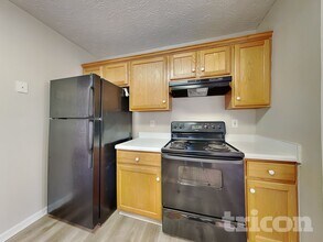 225 Nina Cir in Locust Grove, GA - Foto de edificio - Building Photo