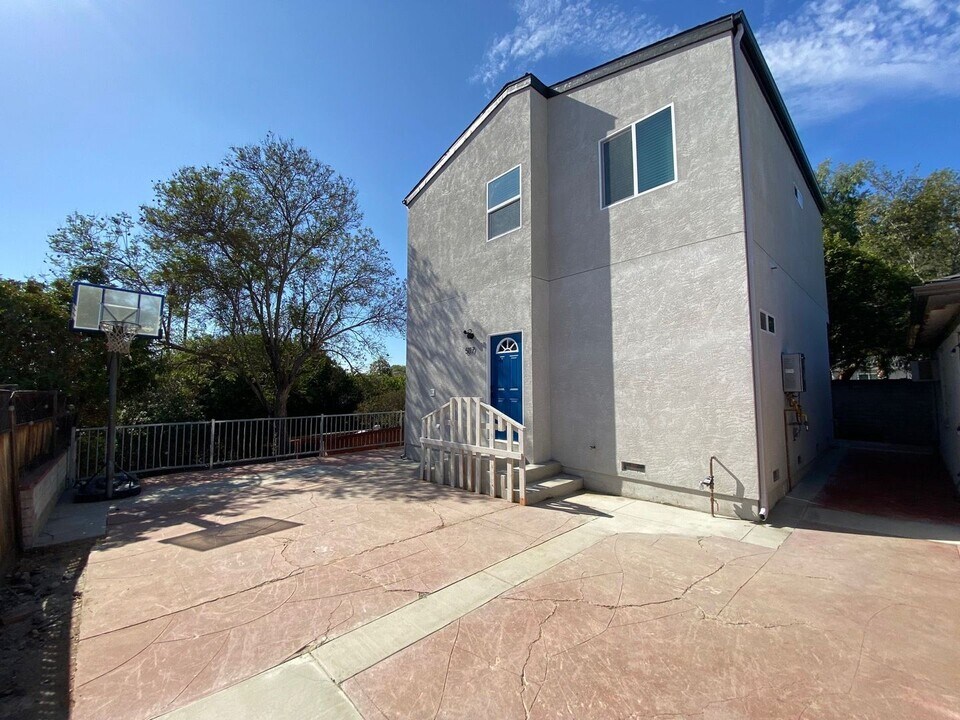 5117 Ewing St in San Diego, CA - Foto de edificio