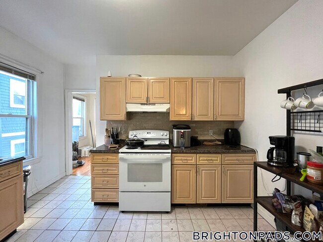 66 Brooks St, Unit 2 in Boston, MA - Foto de edificio - Building Photo