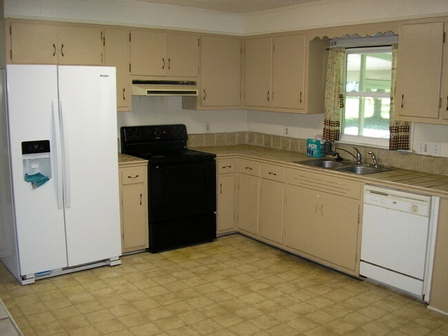 2427 Smallhouse Rd in Bowling Green, KY - Building Photo - Building Photo