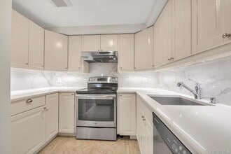 100 Cutter Mill Rd, Unit 4G in Great Neck Plaza, NY - Foto de edificio - Building Photo