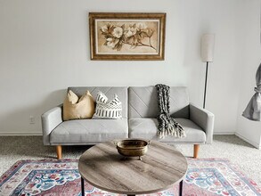 1071 Clayton Ln in Austin, TX - Foto de edificio - Building Photo