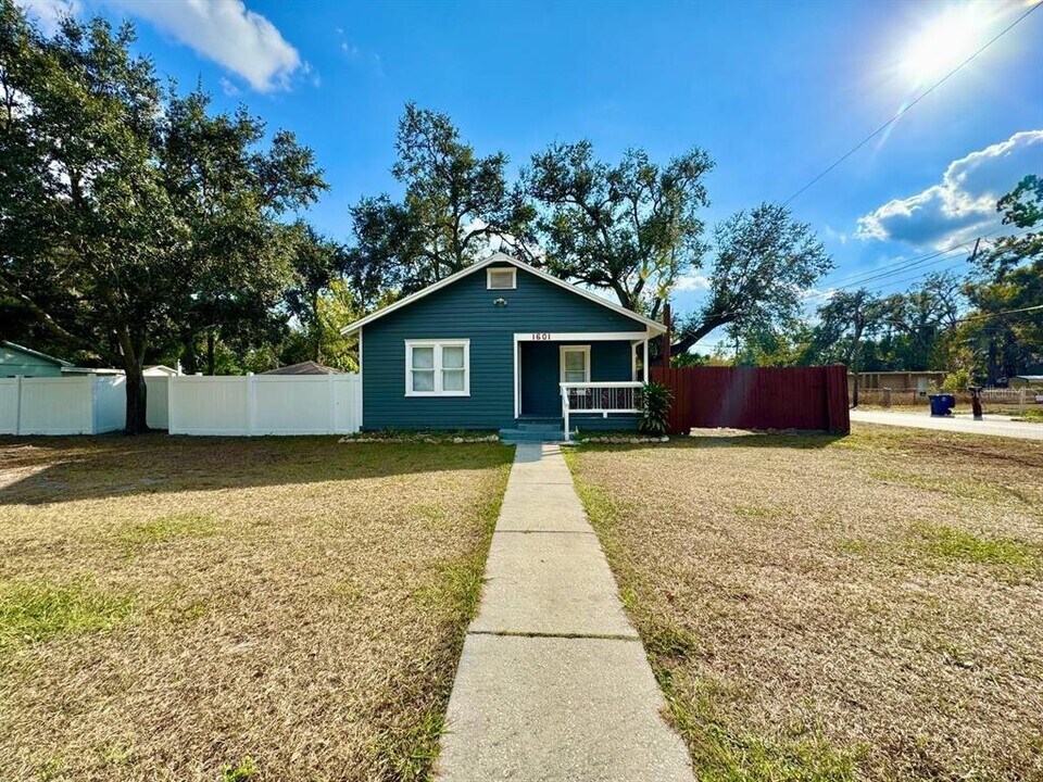 1601 E Maple Ave in Tampa, FL - Building Photo