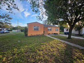 1600 NW 93rd St in Miami, FL - Building Photo - Building Photo