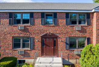 Candlelight Apartments in Glastonbury, CT - Building Photo - Building Photo