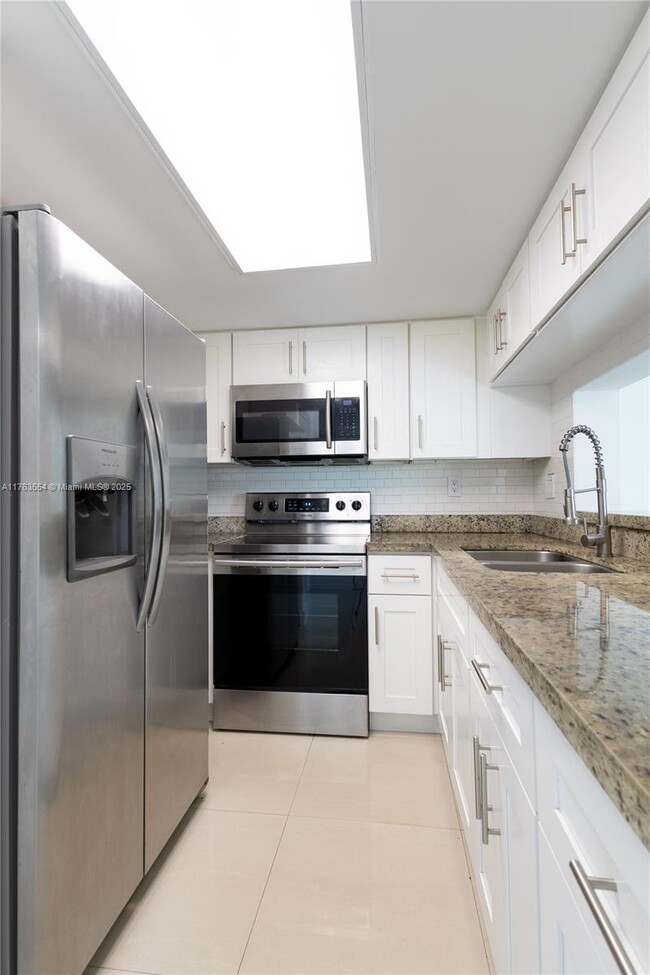 2075 SW 122nd Ave in Miami, FL - Foto de edificio - Building Photo