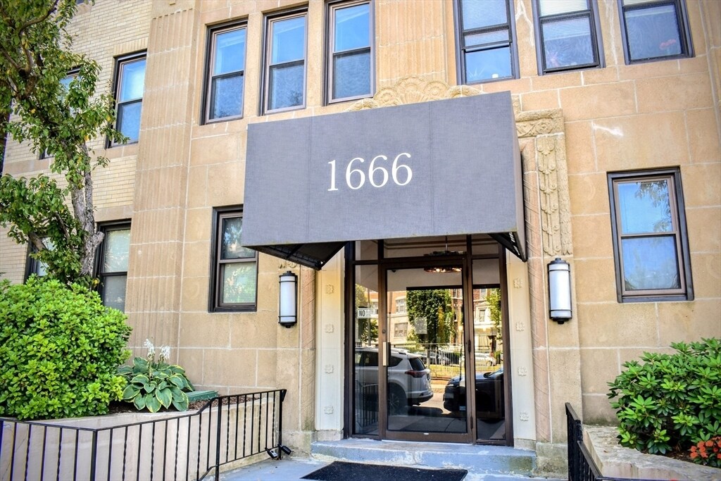 1666 Commonwealth Ave in Boston, MA - Building Photo