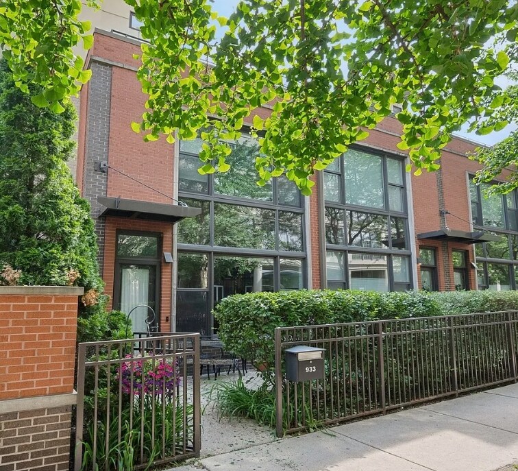 945 N Howe St in Chicago, IL - Building Photo
