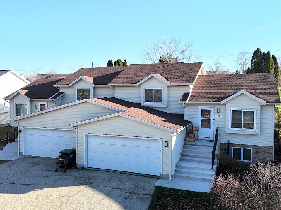 910 N Clover Ln in Cottage Grove, WI - Building Photo
