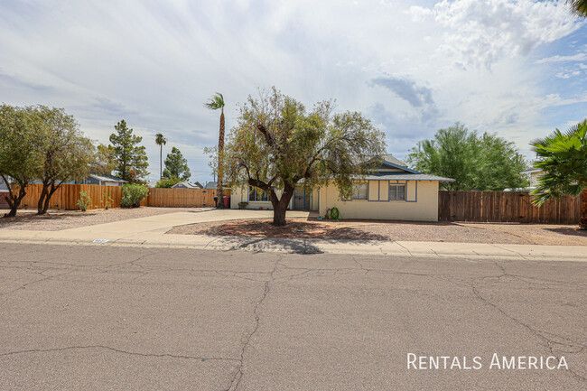 8537 E San Miguel Ave in Scottsdale, AZ - Foto de edificio - Building Photo