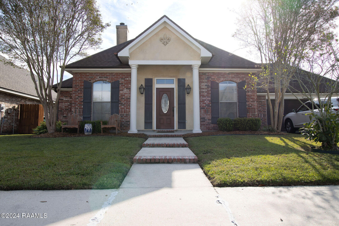 109 Lakeshore Dr in Youngsville, LA - Foto de edificio