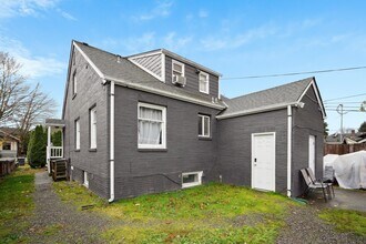 307 7th Ave NW, Unit C in Puyallup, WA - Building Photo - Building Photo