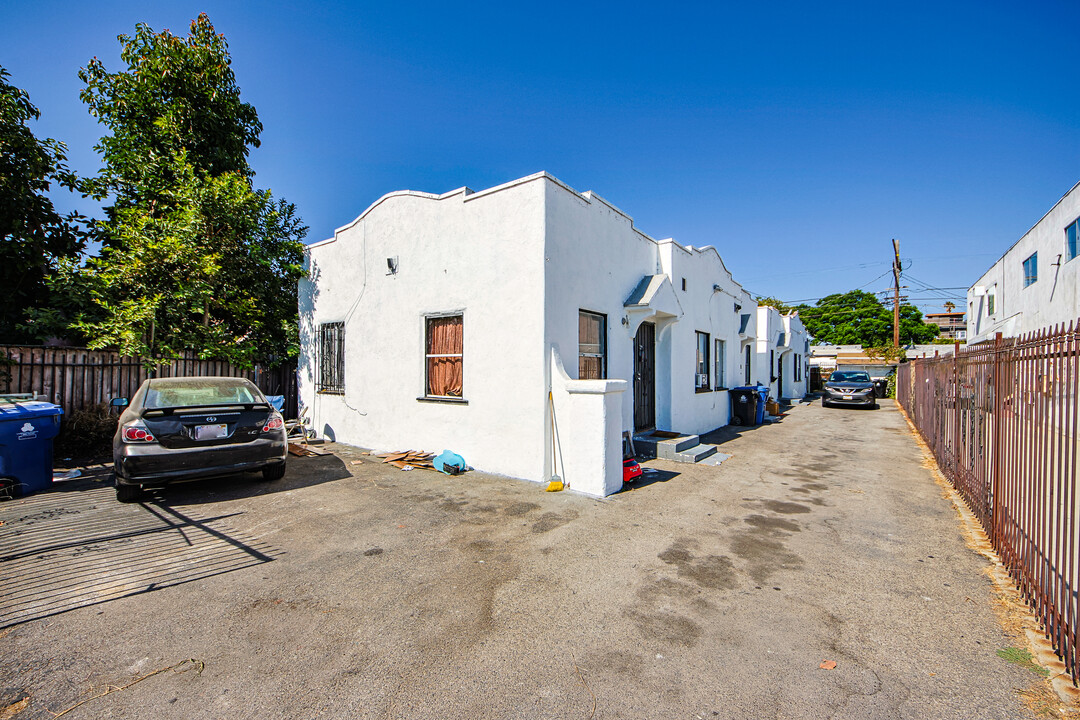 2651 S Cloverdale Ave in Los Angeles, CA - Building Photo