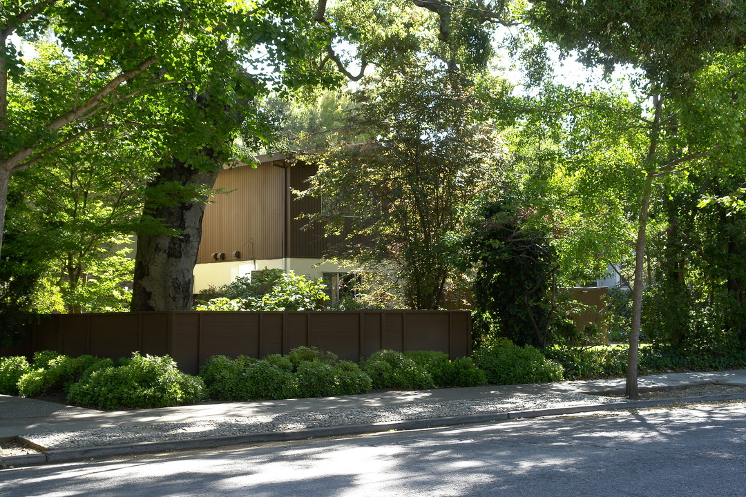 1272 Mills St in Menlo Park, CA - Building Photo