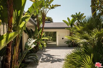 8501 Allenwood Rd in Los Angeles, CA - Building Photo - Building Photo