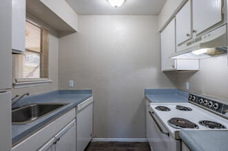 Bachman Place in Dallas, TX - Building Photo - Interior Photo