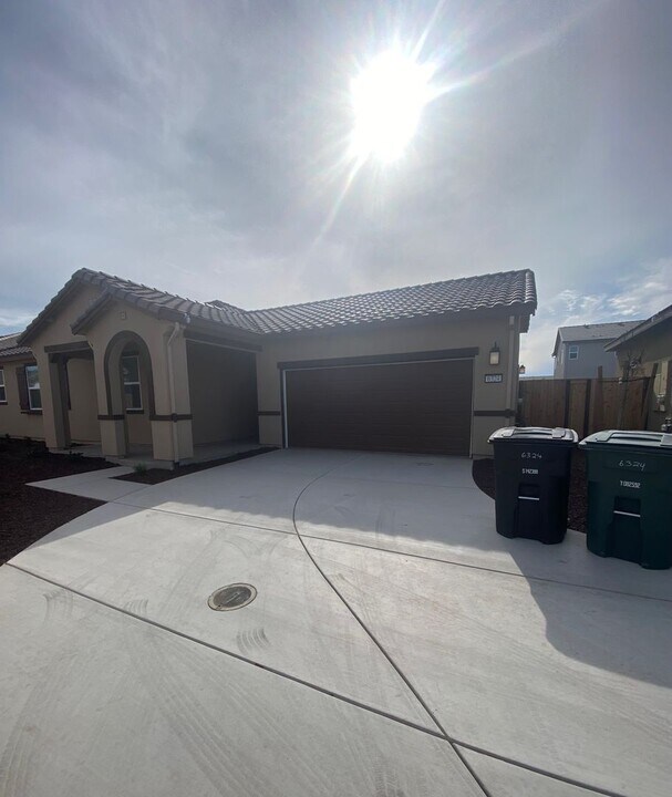 6324 Snow Beauty Wy in Hughson, CA - Building Photo