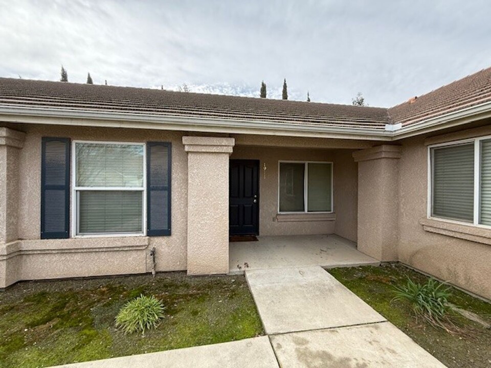 1909 E Academy Ave in Tulare, CA - Foto de edificio