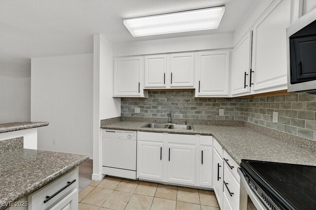 5499 Indian River Dr in Las Vegas, NV - Building Photo - Building Photo