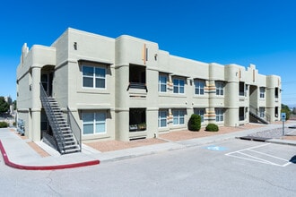 Sunset at Sandstone Ranch in El Paso, TX - Foto de edificio - Building Photo