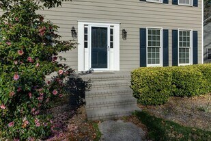 4843 McPherson Dr NE in Roswell, GA - Building Photo