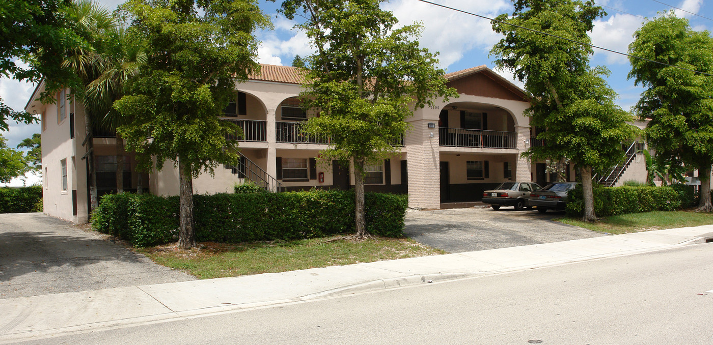 3890 Riverside Dr in Coral Springs, FL - Building Photo