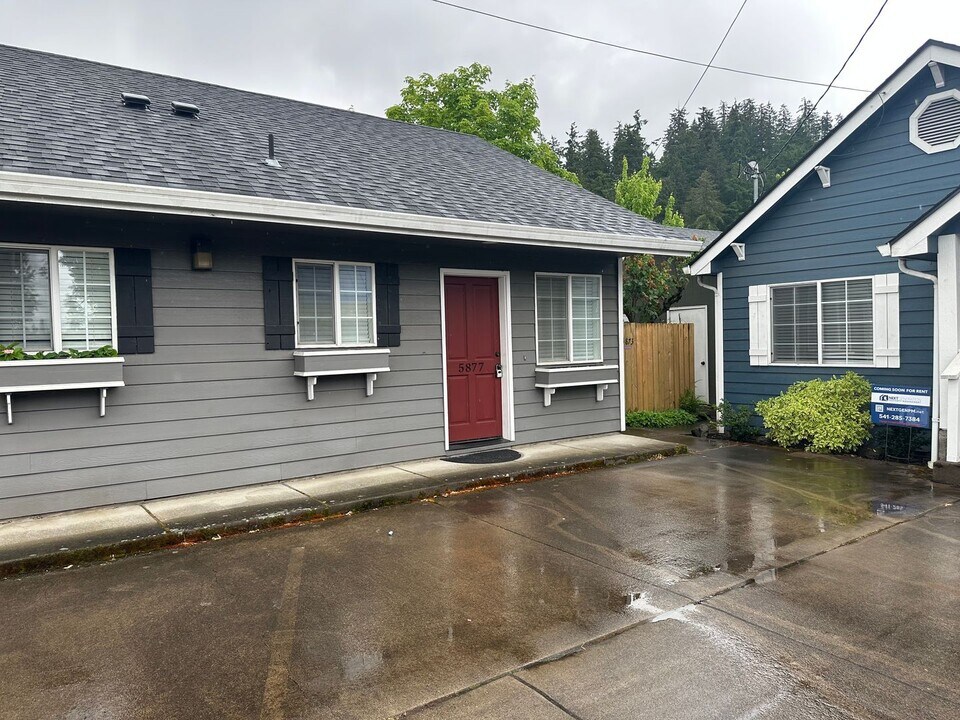 5877 Main St in Springfield, OR - Building Photo