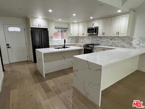 5019 W Maplewood Ave in Los Angeles, CA - Foto de edificio - Building Photo