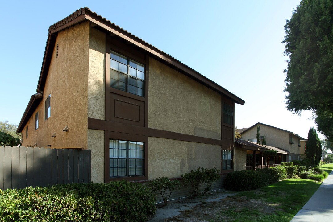 1623-1629 W Ball Rd in Anaheim, CA - Building Photo