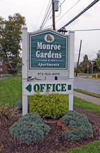 Monroe Gardens in Hillside, NJ - Foto de edificio - Building Photo