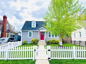 2902 Meadow Ln in Falls Church, VA - Building Photo - Building Photo