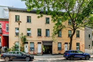 2362 Quesnel Rue in Montréal, QC - Building Photo
