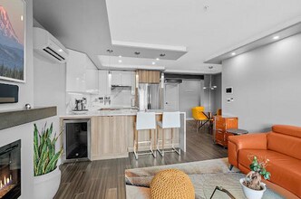 1504 Aurora Ave N, Unit Apt 308 in Seattle, WA - Foto de edificio - Building Photo