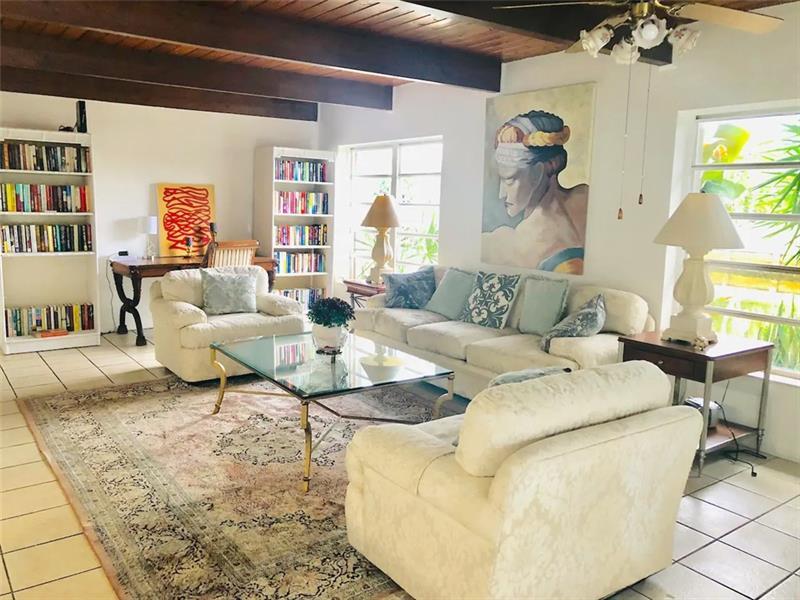 230 Lake Ct in Lauderdale-by-the-Sea, FL - Building Photo