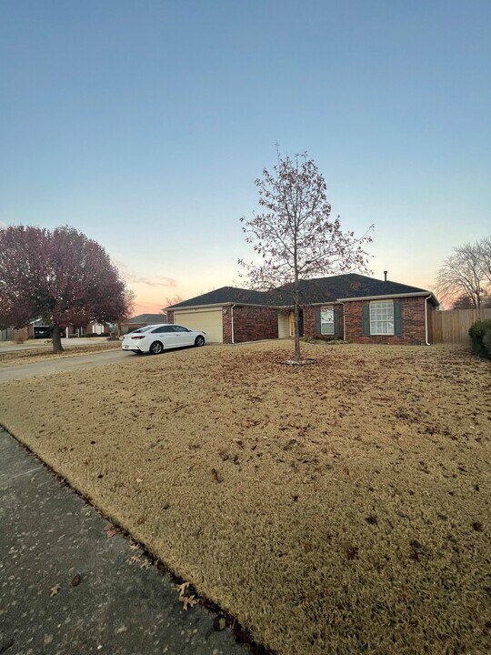 479 Robin Hood Ct in Springdale, AR - Building Photo