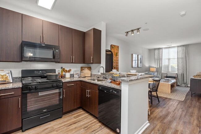 Merion Riverwalk Apartment Homes in Shelton, CT - Foto de edificio - Building Photo