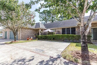 725 Cedarwood Dr in Friendswood, TX - Building Photo - Building Photo