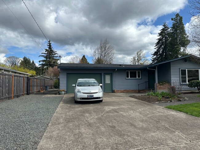 1461 Barton St in Eugene, OR - Building Photo - Building Photo