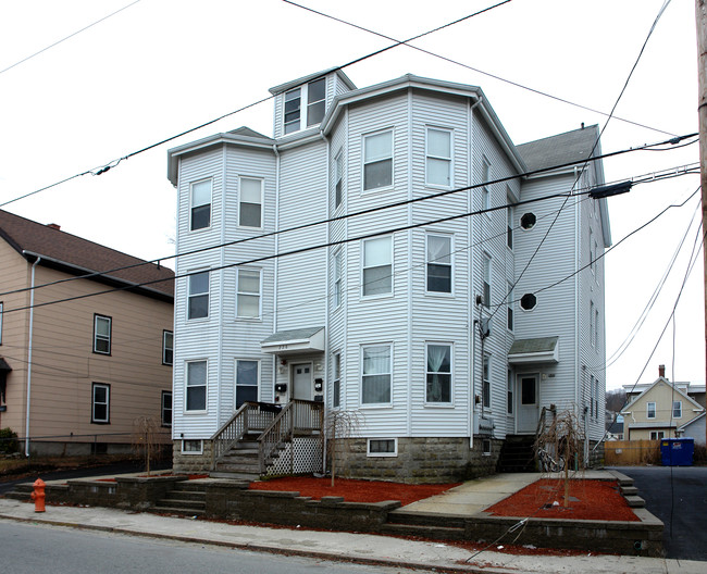 228 3rd Ave in Woonsocket, RI - Foto de edificio - Building Photo