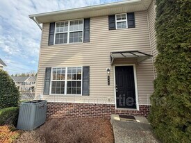 2121 S Greenwood Dr in Johnson City, TN - Building Photo