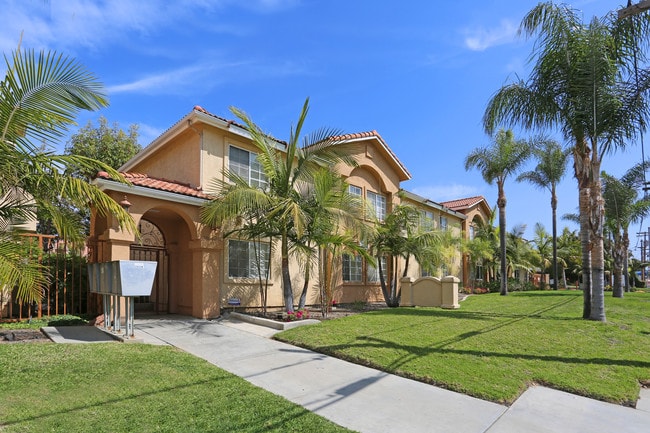 Palm Villas Apartments in Chula Vista, CA - Foto de edificio - Building Photo