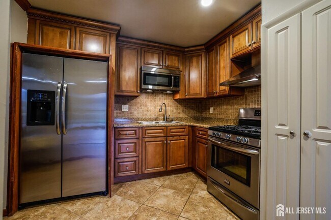 615 Cricket Ln in Woodbridge, NJ - Building Photo - Building Photo