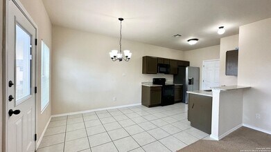 8713 Pensive Dr in Converse, TX - Foto de edificio - Building Photo