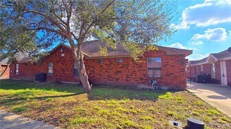 9 Prosperity Dr in Edinburg, TX - Building Photo