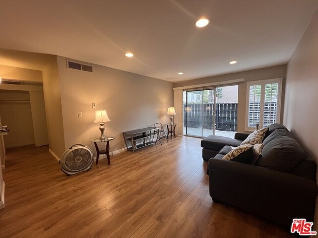 18645 Hatteras St in Los Angeles, CA - Building Photo - Building Photo